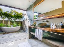 Villa Yoga Seminyak, Baño principal